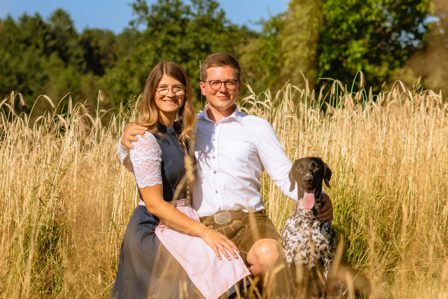 Lorenz und Theresa mit Hund auf der Wiese