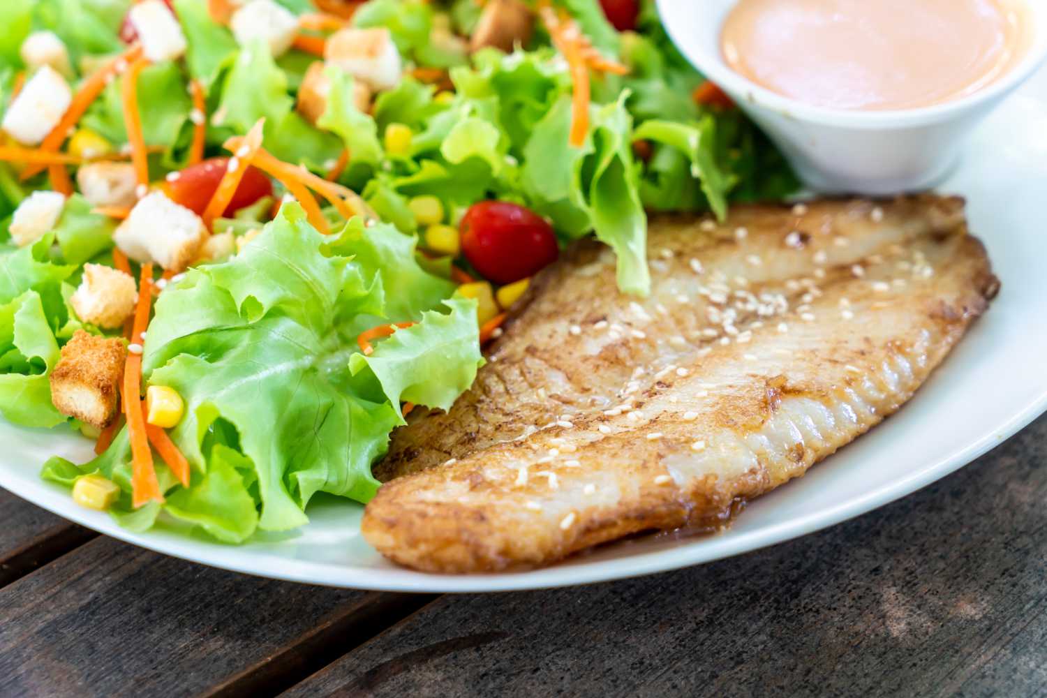 Fischfilet mit Dip und Salat