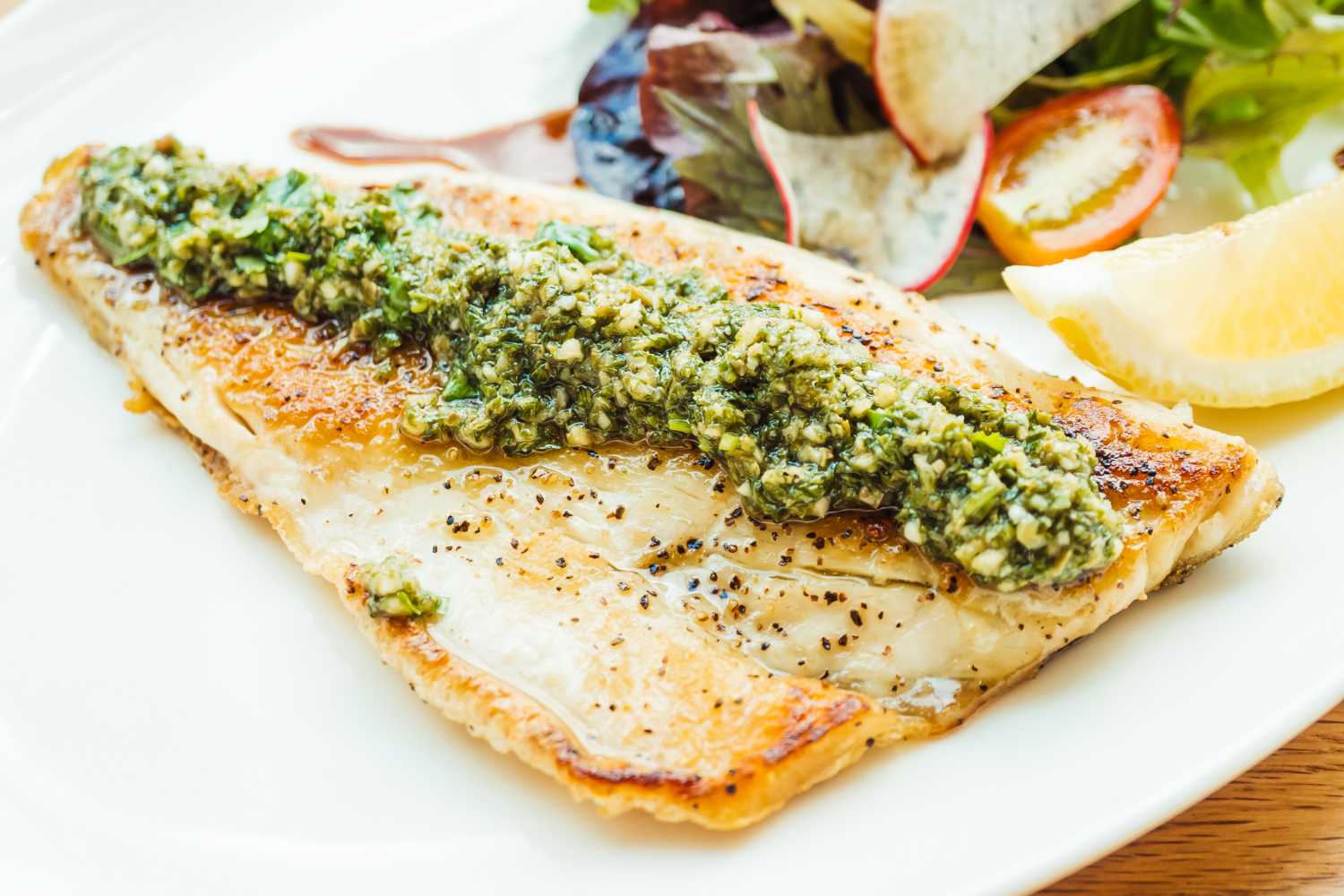 Gebratenes Fischfilet mit Pesto