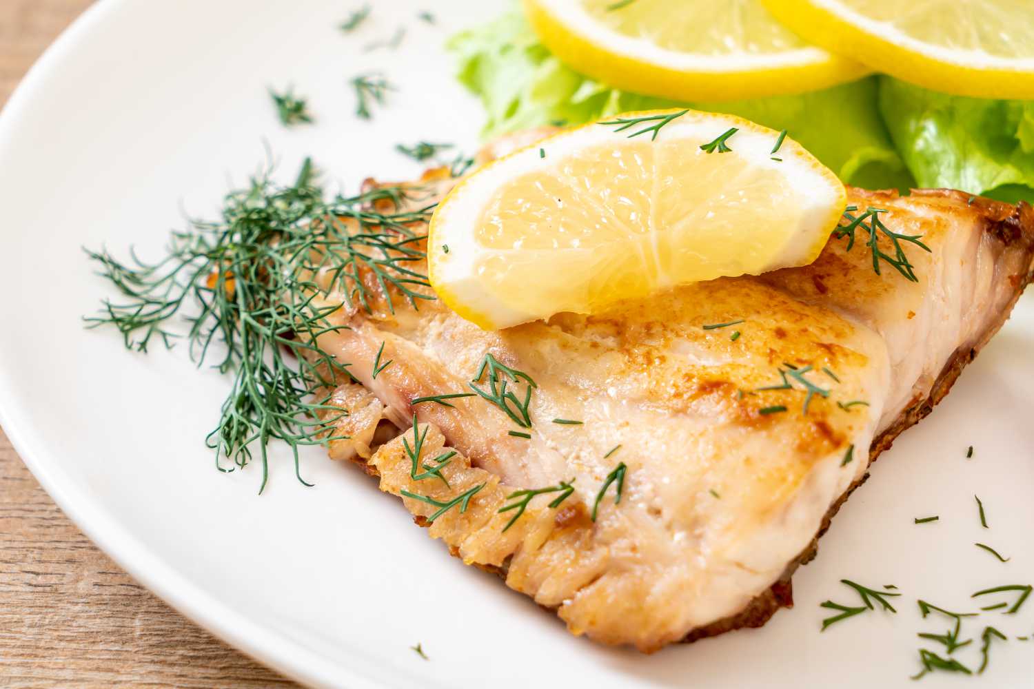 Gebratenes Fischfilet mit Zitrone