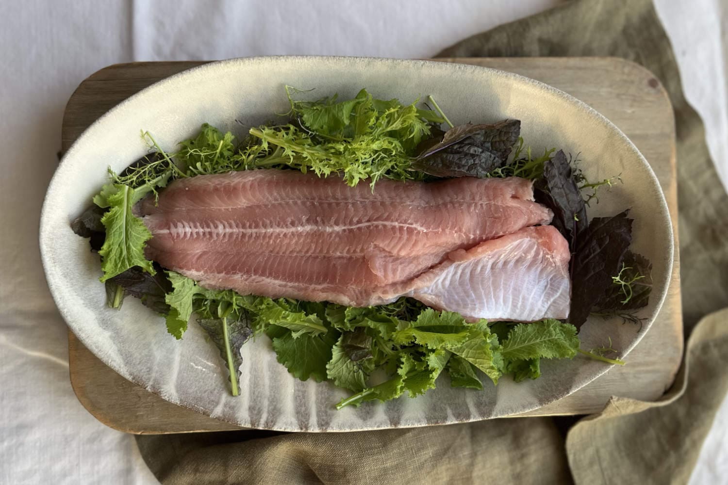 Köstliche Welsseite auf Teller, mit Salat
