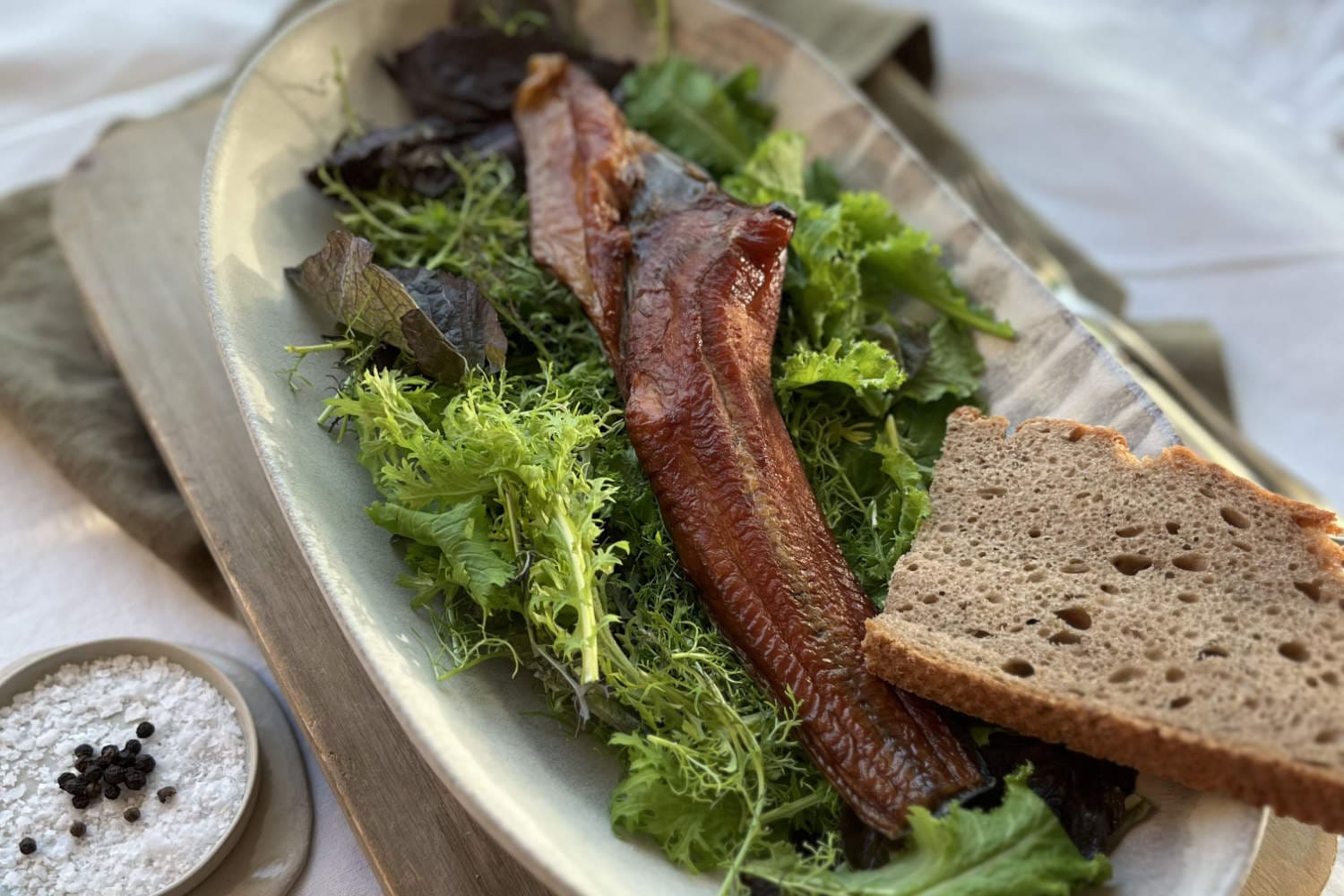 Geräucherte Welsseite mit Salat und Brot